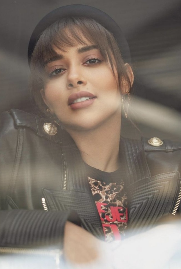 بلقيس فتحي تستوحي أحدث إطلالاتها من المسلسل الشهير Emily in Paris