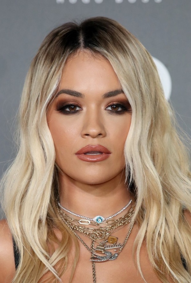 ريتا بإطلالة برونزية مثالية بالفعل