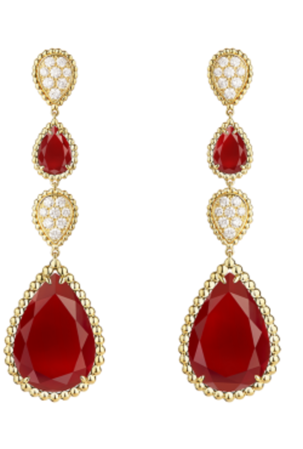 اقراط من وحي العيد الوطني الاماراتي من دار Boucheron