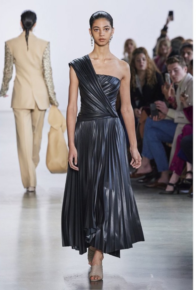  موديلات فساتين جلدية مكشوفة الاكتاف مع البليسيه بأسلوب دار Jonathan Simkhai