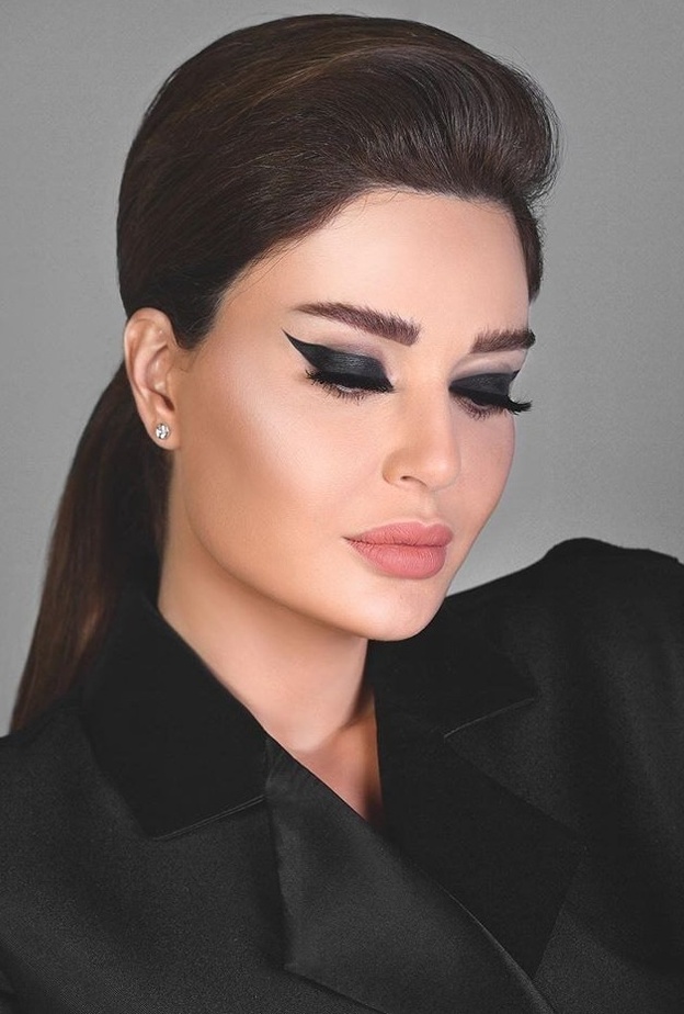 رسمات مكياج مع الآيلاينر الأسود في اليوم الوطني الاماراتي