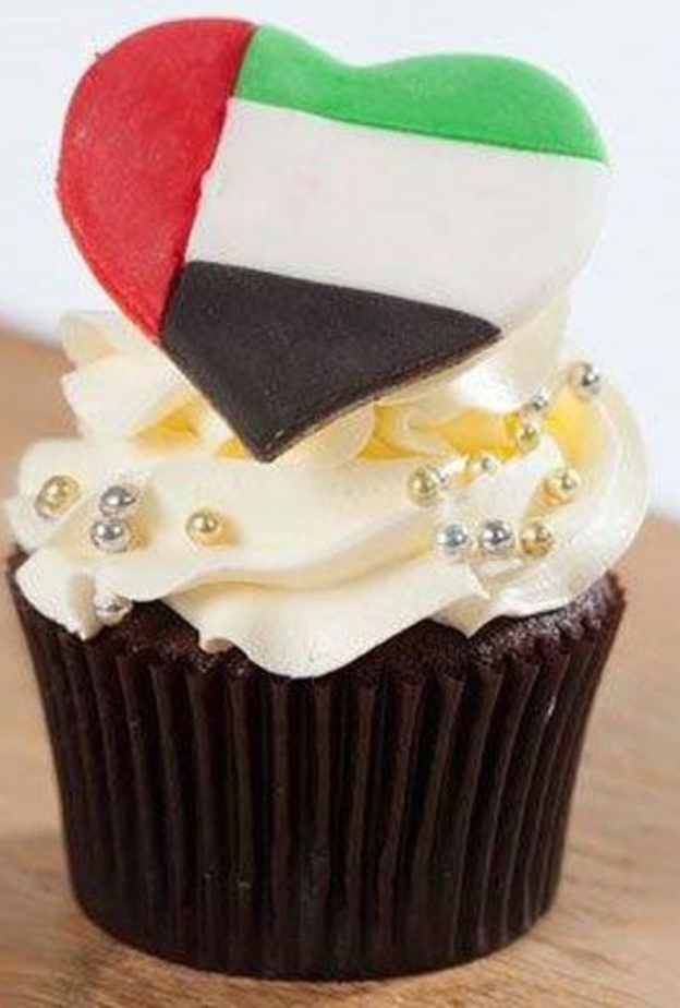  كب كيك مميز لحفل الزفاف بمناسبة العيد الوطني الاماراتي