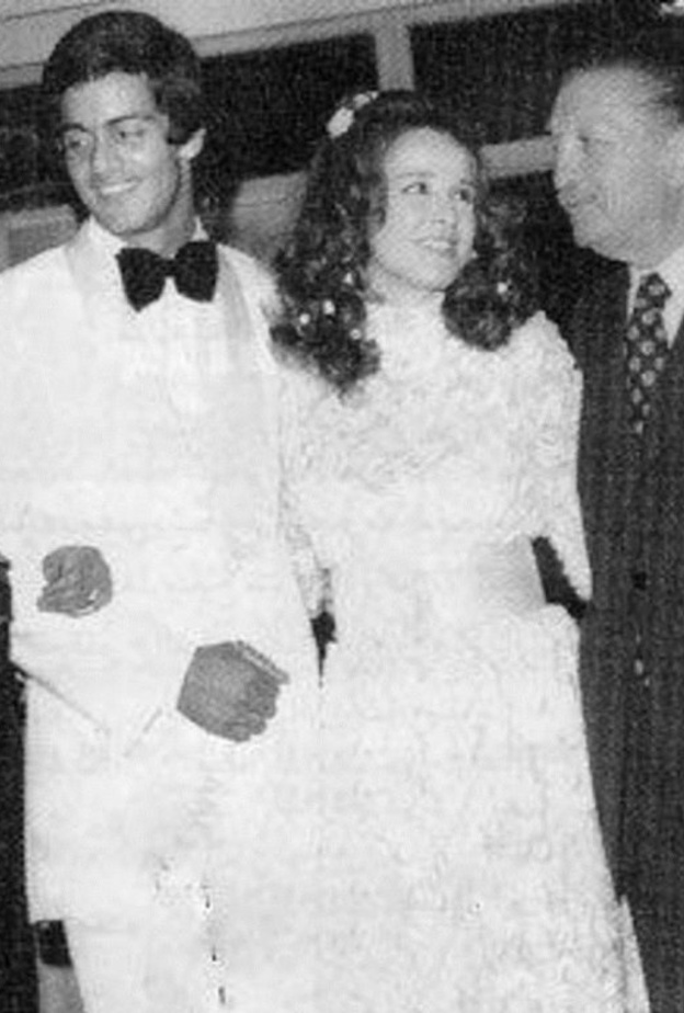 نجلاء فتحي خلال زفافها من سيف أبو النجا