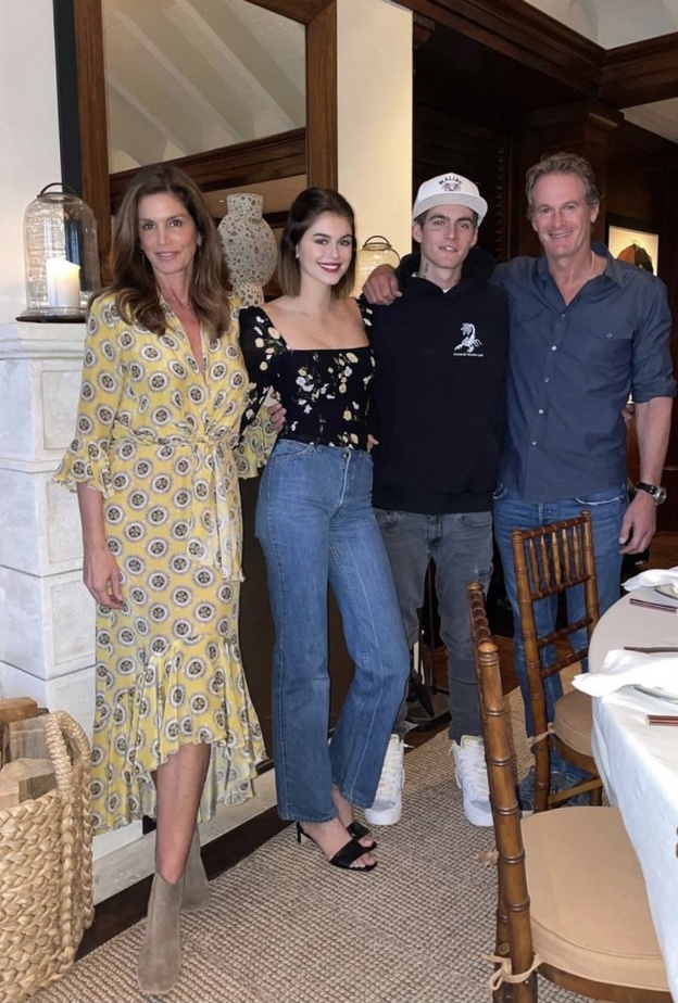 سيندي كروفورد تستمتع بالعشاء برفقة زوجها وأولادها 