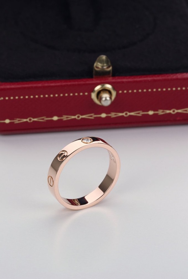  الذهب الوردي ومرصعة بماسة ناعمة في الوسط من cartier