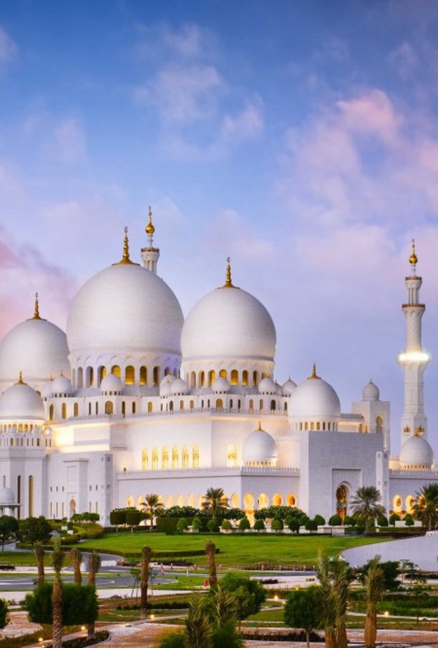 جامع الشيخ زايد الكبير من أفضل أماكن سياحية في الامارات
