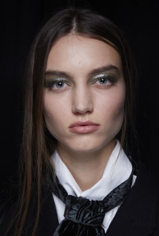 رسمات ظلال عيون فضية ناعمة ومشرقة لشتاء 2020 من دار Emporio Armani