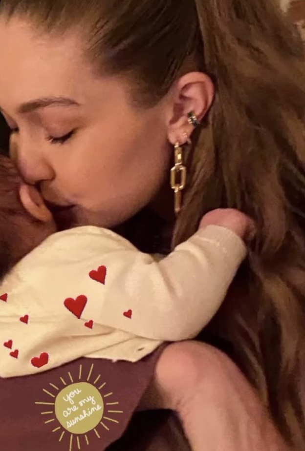 نشرت يولاندا حديد صورة لطيفة لابنتها جيجي وحفيدتها الصغيرة