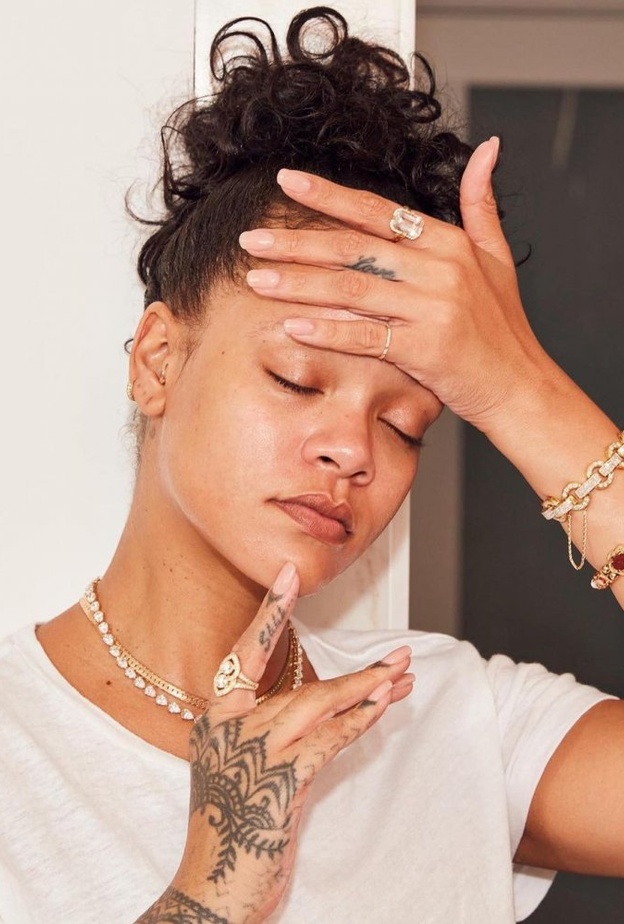 ريهانا تشرح روتين فنتي سكين الأساس المثالي لوضع المكياج