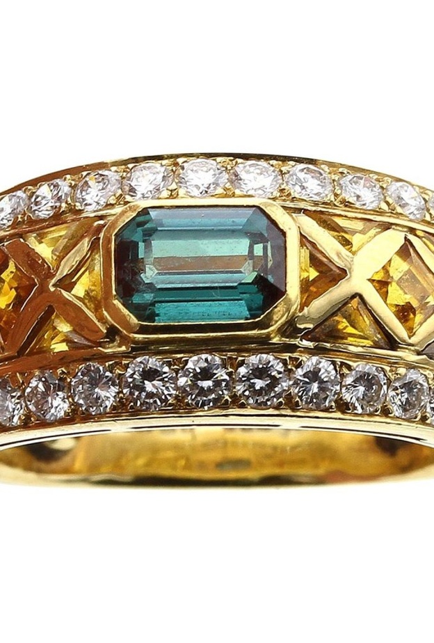 خاتم من حجر الألكسندريت مرصع بـ 18 حجر سترين و 34 ماسة مستديرة من garrard