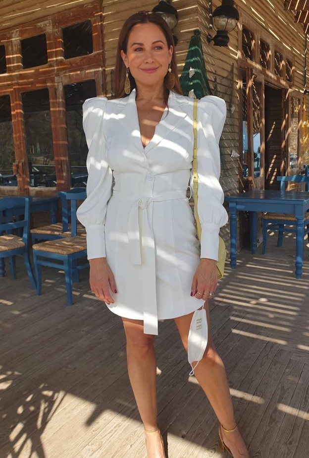  ريا إختارت القميص الفستان من أجمل إطلالات الشتاء باللون الأبيض