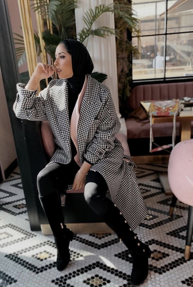  ريهام خليفة أنيقة في المعطف الكارو