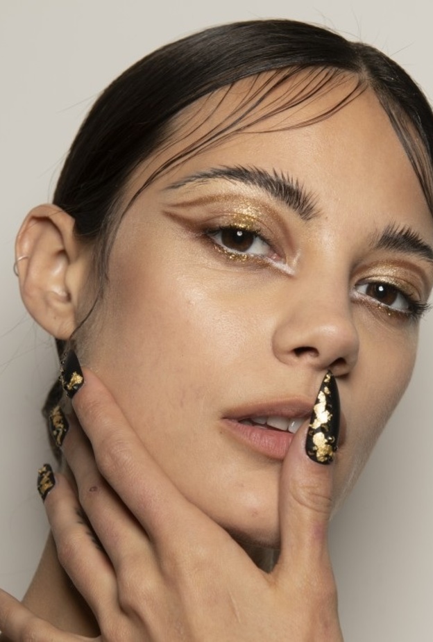 طرق وضع المكياج الذهبي لإطلالة مشعة في شتاء 2020