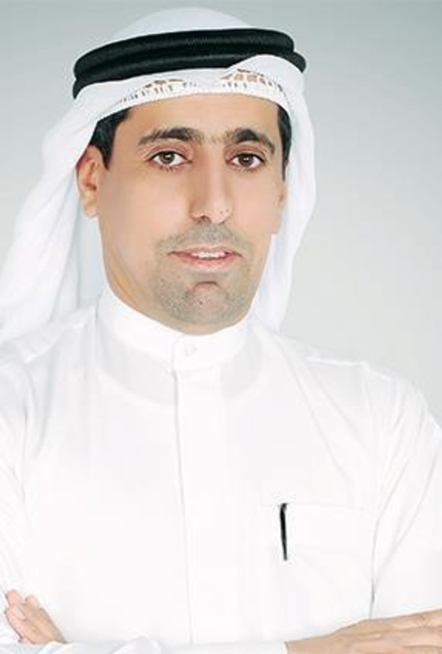 الفنان الإماراتي جمال السويدي بموهبة فنية مميزة