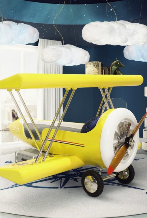 سرير أطفال بشكل طيارة