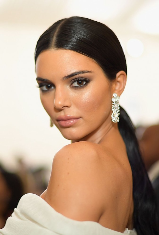  اجمل تسريحات شعر مبللة مع ذيل الحصان من وحي كيندال جينير