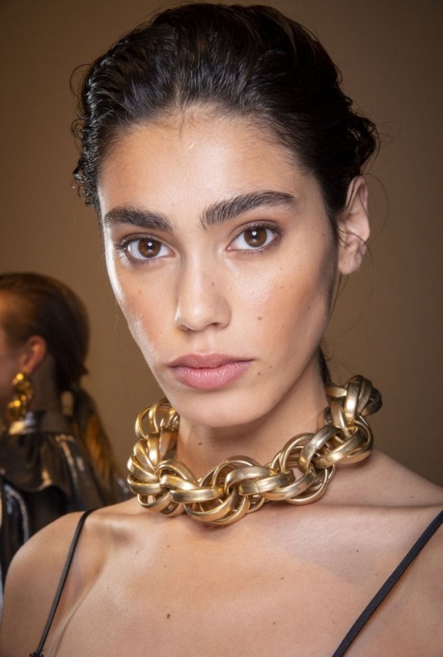 رسمات حواجب عريضة للوجه الطويل من دار Alberta Ferretti