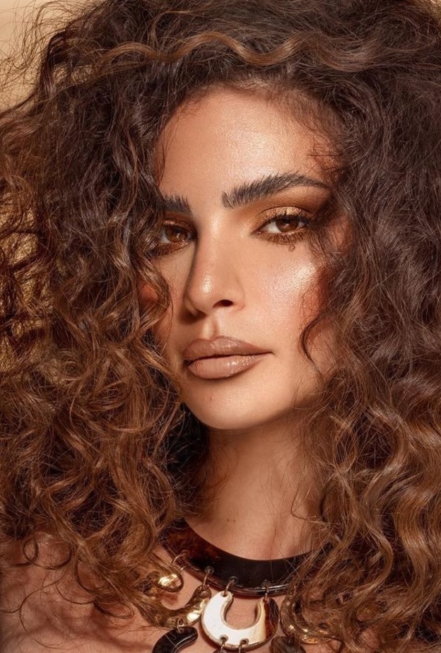 ريتا حايك بمكياج برونزي