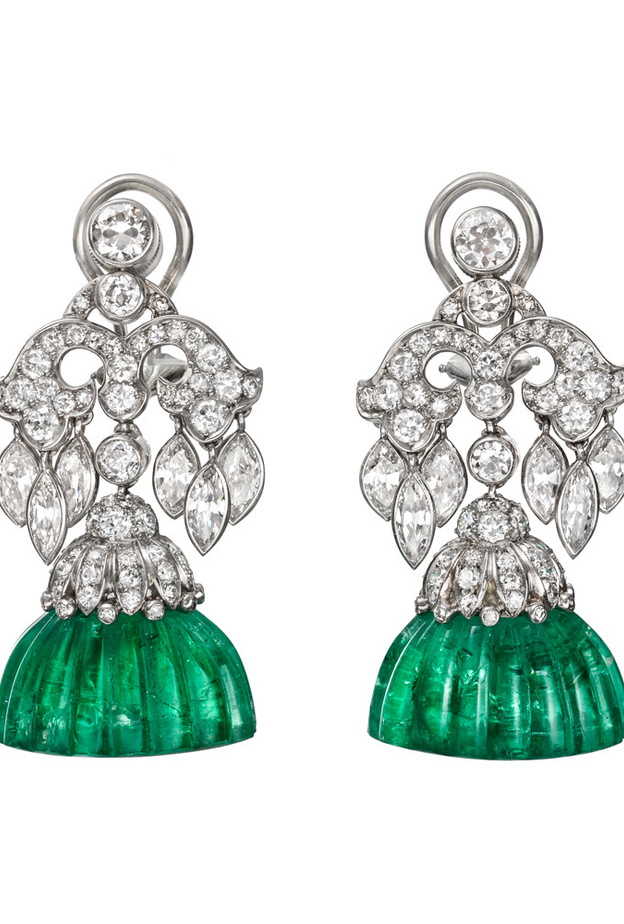 أقراط من الزمرد الأخضر والألماس على طراز الآرت ديكو من van cleef & arpels