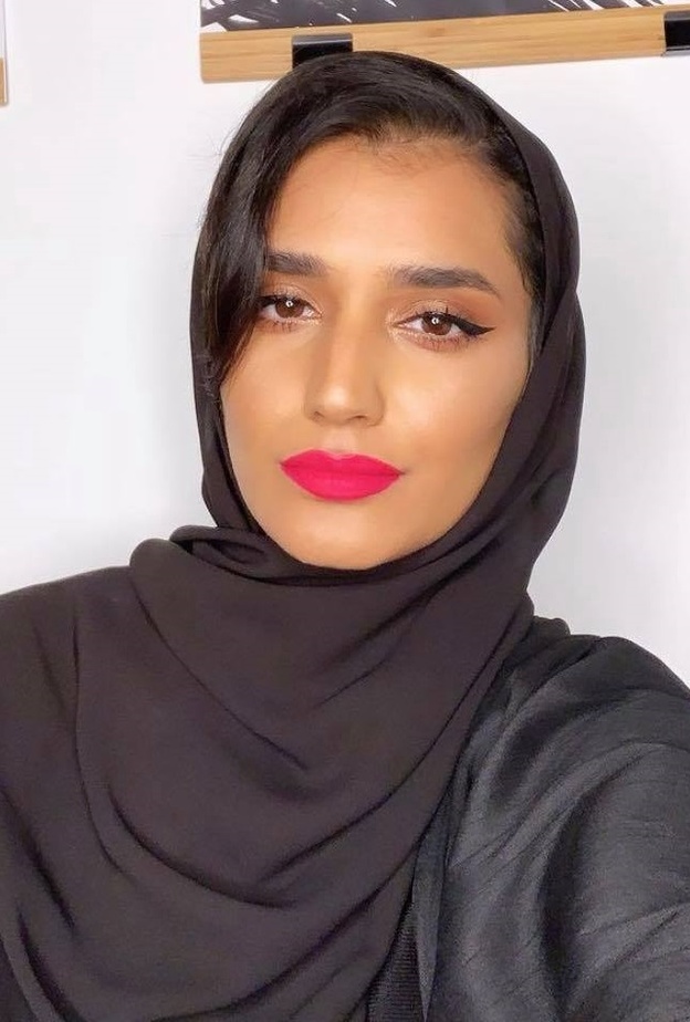 رسمات مكياج مشرقة مع الوان احمر الشفاه القوية البارزة