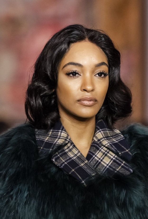 تسريحات الشعر الويفي العريض باللون الاسود لشتاء 2020 من دار Lanvin