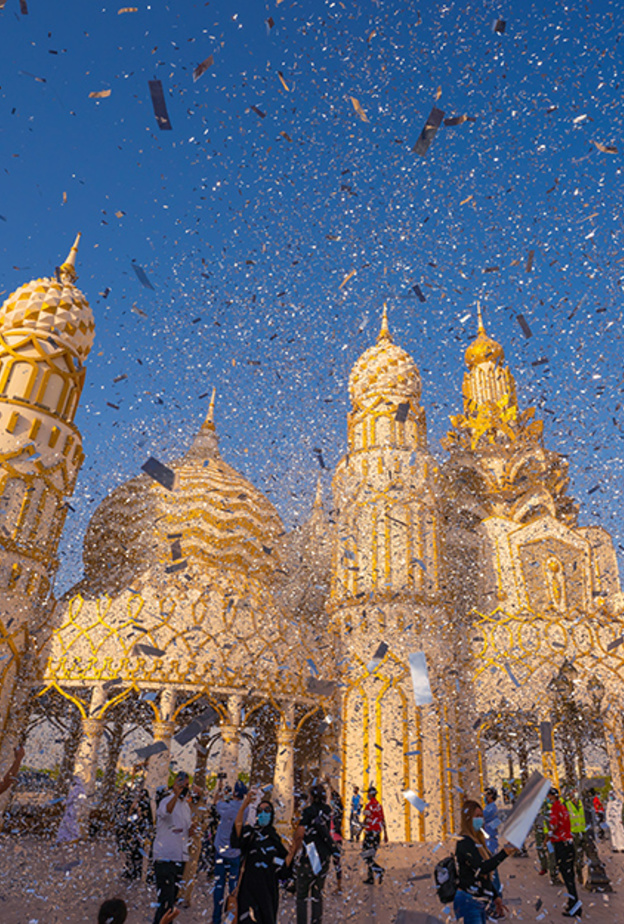 القرية العالمية في دبي تحتفل باليوم الوطني الـ49 بروائع فنية وبرامج ترفيهية