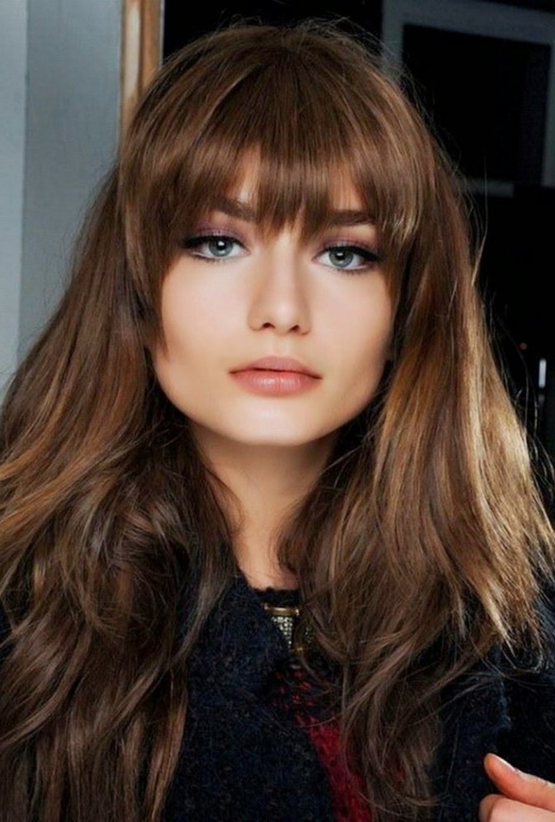 قصات الشعر الطويل مع الغرة الأمامية