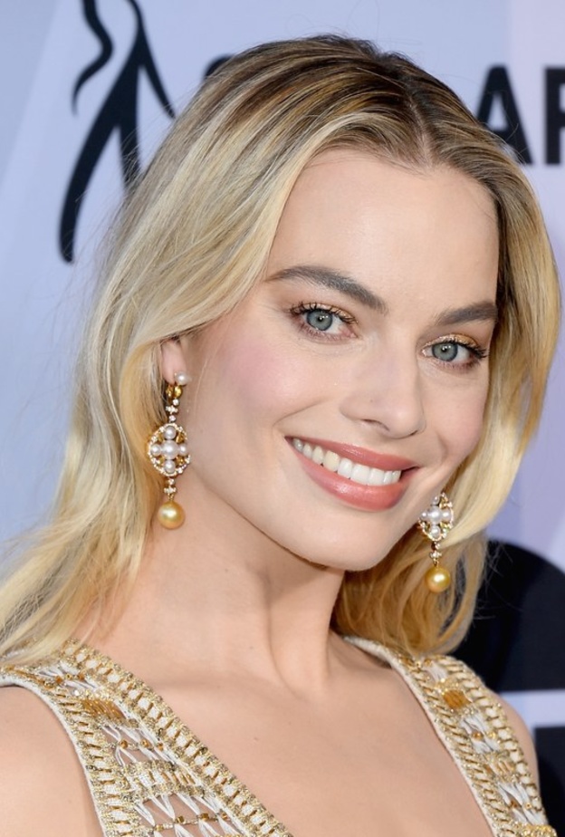 تسريحات عرايس مع الخصل الناعمة من Margot Robbie