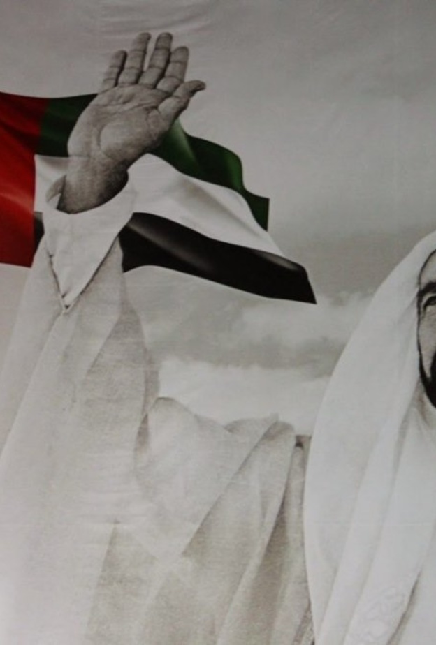  الأب المؤسس لدولة الإمارات العربية المتحدة، الشيخ زايد، كان أول من رفع العلم الوطني للإمارات عام 1971
