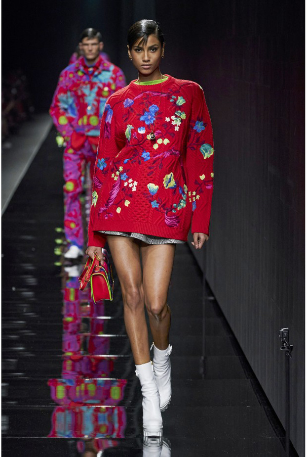  تألقي بالكنزة الحمراء بأسلوب دار Versace