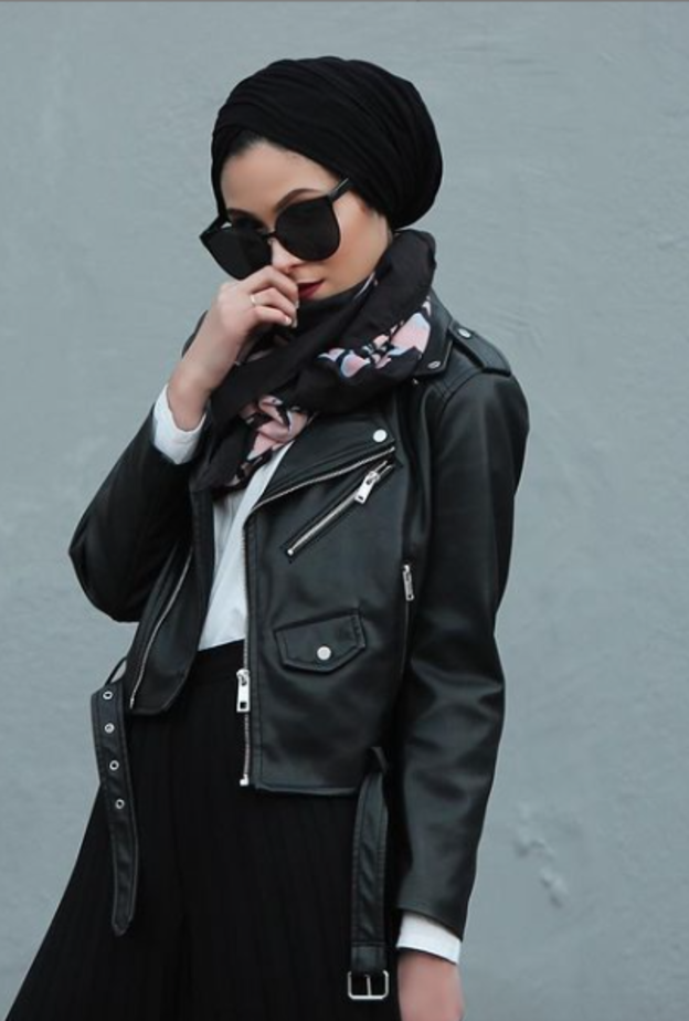  أسلوب نبيلة كريم بتنسيق الجاكيت البايكر القصير باطلالة راقية وأنيقة