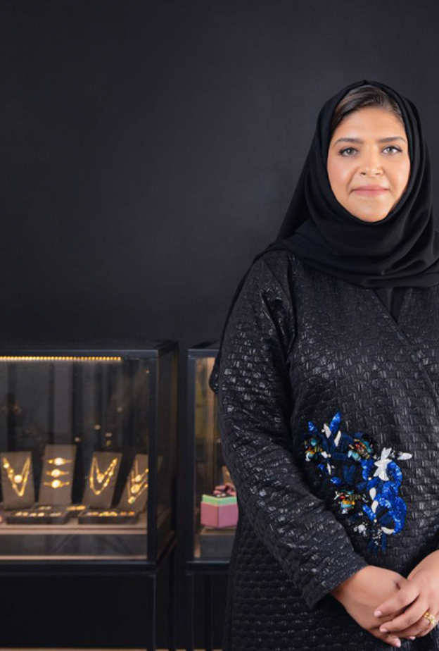 من الذهب الأصفر عيار 18 قيراط وأحجار الغرانيت والصدف والألماس والزركون الملون