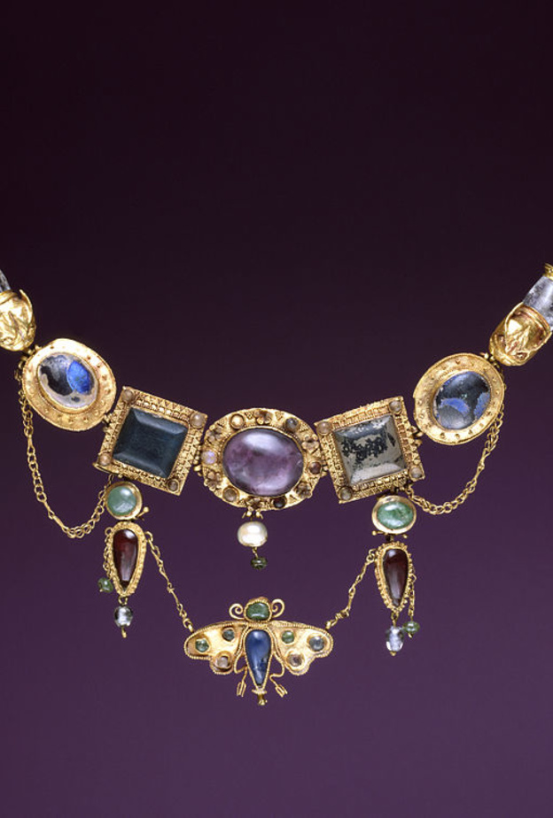 قلادة يونانية متعددة الألوان مع عليقة على شكل فراشة