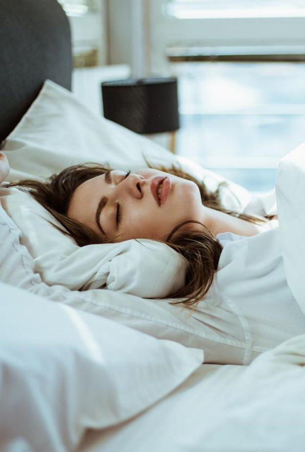  وضعية النوم الامثل للتخلص من آلام البطن وحرقة المعدة