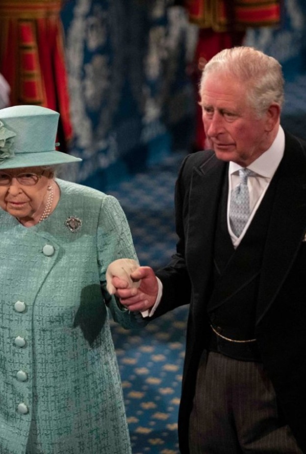 الأمير تشارلز غاضب من والدته الملكة إليزابيث الثانية بسبب رفضها التنازل عن العرش