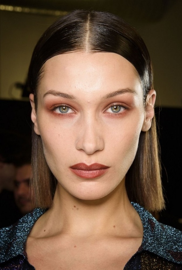 طريقة عمل رسمات مكياج لصاحبات الحواجب الرفيعة لإبراز جاذبية العيون