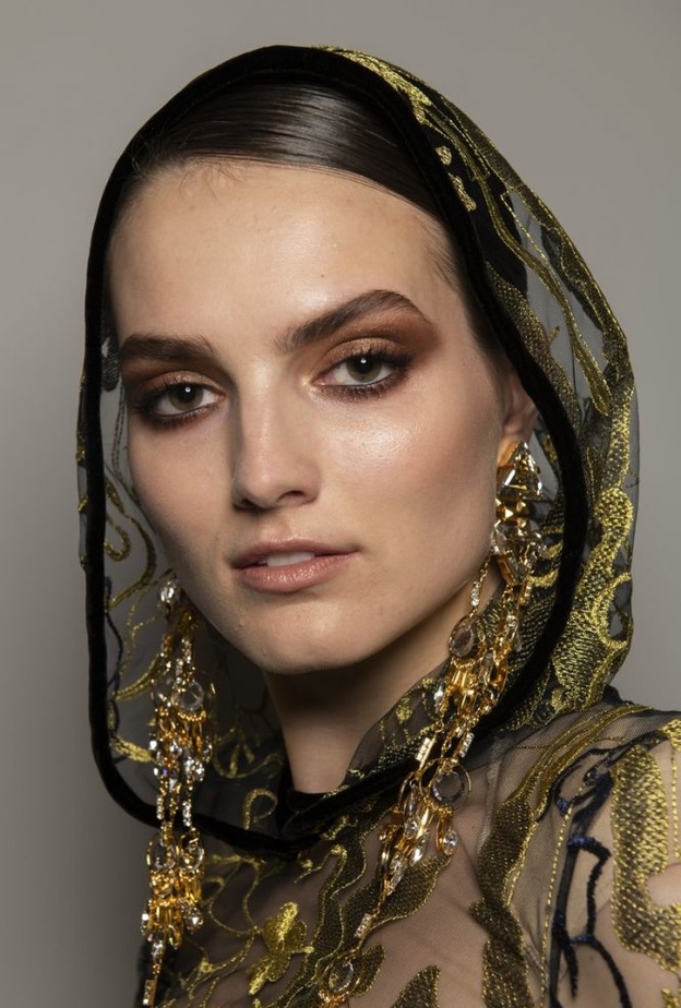  احدث صيحات مكياج عيون جريئة بدرجات برونزية براقة من Naeem Khan