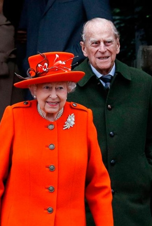  الملكة سترسل الهدايا بالبريد