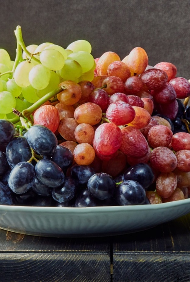  فاكهة العنب تحمي من الام الظهر