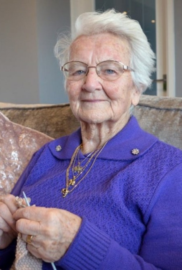 الجدة "مارغريت" تصنع مجسم لكنيسة مريم المجدلية في ساندرينجهام من الصوف