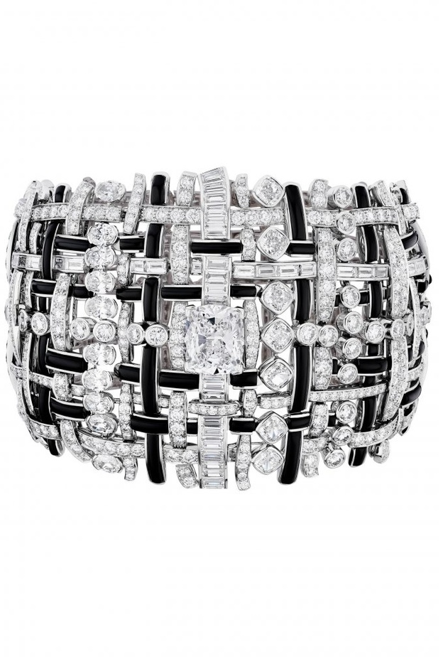 سوار تويد جرافيك من شانيل Tweed Graphique bracelet by Chanel