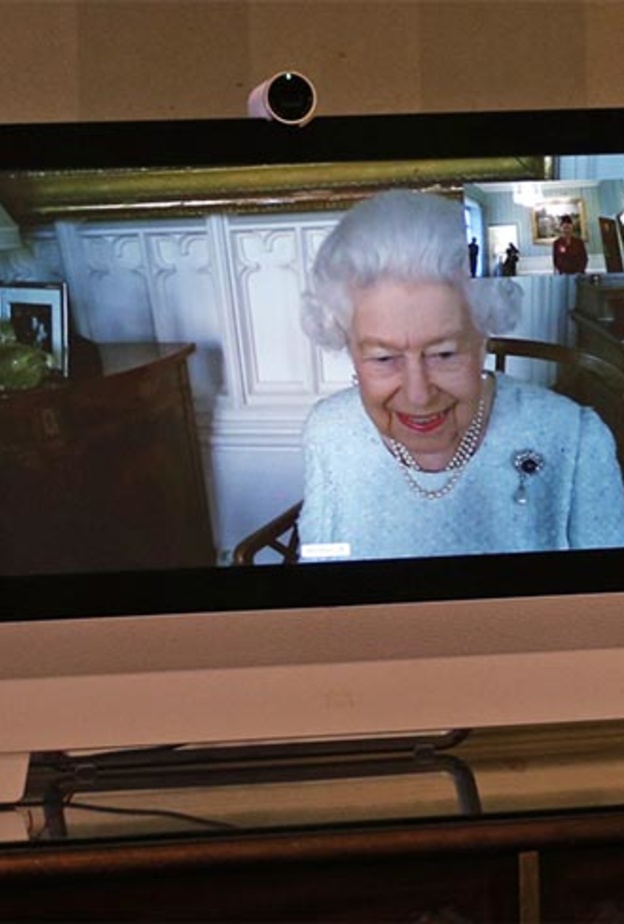 ملكة بريطانيا تنضم استقبالا عند بعد