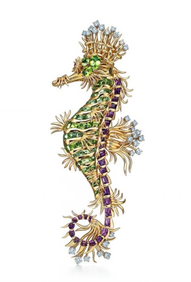 بروش مصنوع من الذهب الأصفر والبلاتين مرضع بأحجار الزبرجد والخشمت والياقوت الوردي والألماس من Jean Schlumberger