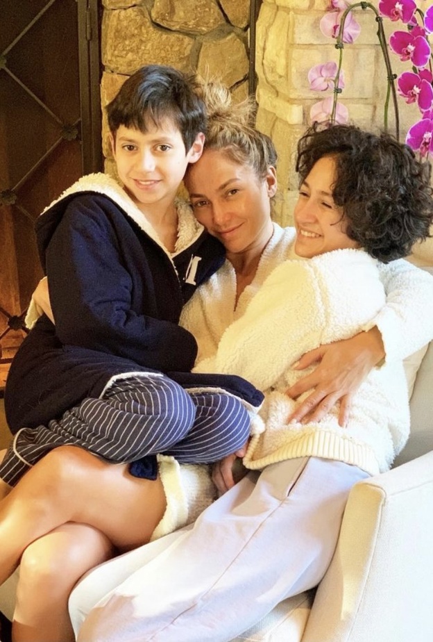 جينيفر لوبيز تقضي وقتها في الإجازة برفقة أولادها