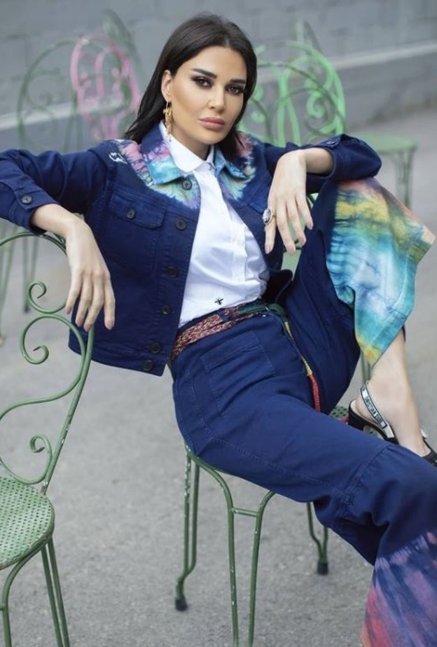  تألقت سيرين عبد النور بإطلالة بالدنيم من ماركة ديور مزيّنة بنقشة التاي داي