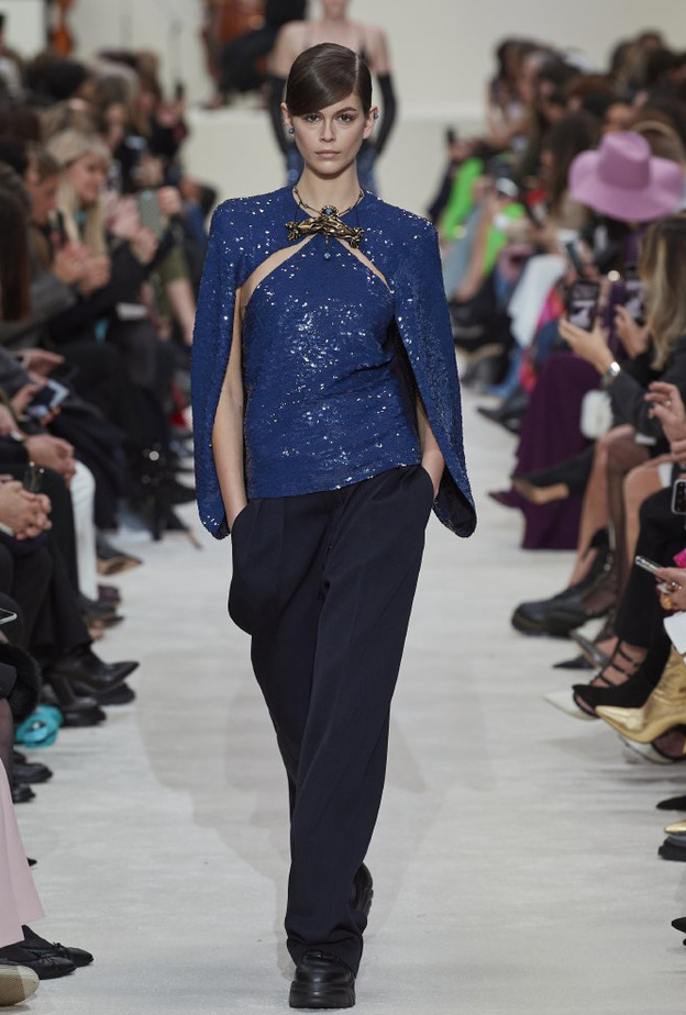 تنسيق التوبات البراقة مع البناطيل السوداء بأسلوب دار Valentino