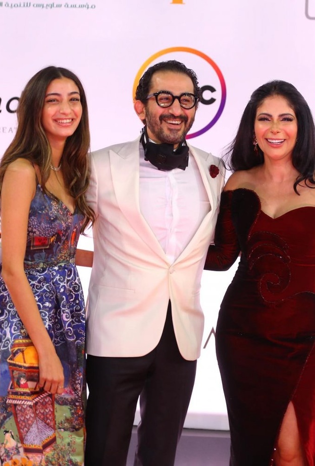 النجمة منى زكي اختارت فستاناً مميزاً باللون الأحمر الداكن من قماش المخمل الأنيق