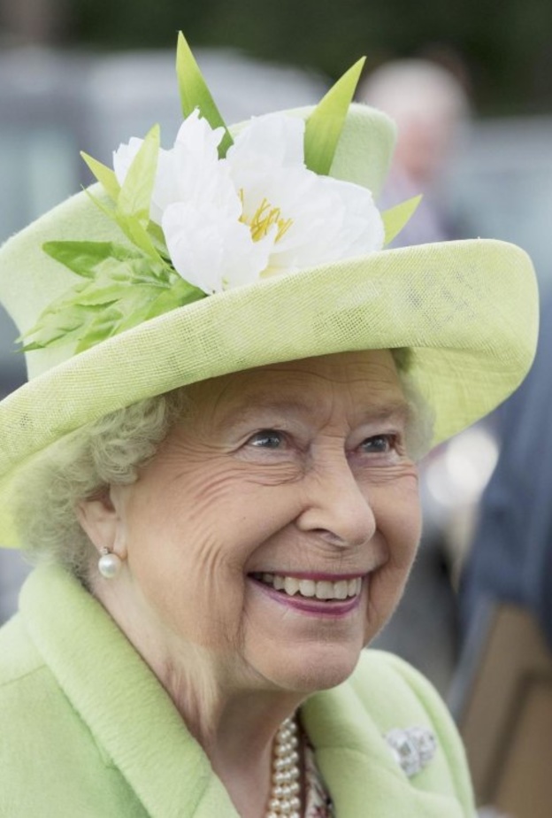 ملكة بريطانيا ستلجأ لحيلة حتى تتمكن من رؤية عائلتها في العطلة