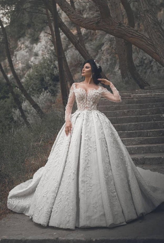 جيني اسبر باطلالتها بالابيض