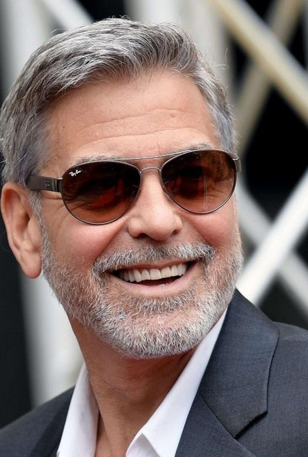 جورج كلوني يقص شعره بنفسه